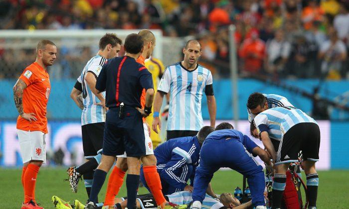 Javier Mascherano Head Injury Video: Watch Argentina Midfielder Get Hurt Against Netherlands