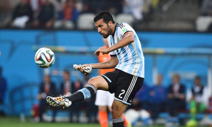 Ezequiel Garay No Boot Video: Watch Argentina Defender Hold Cleats in Hand (+Photo)