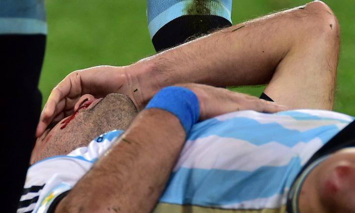 Pablo Zabaleta Injury Video: Watch Argentina Defender Get Hurt Against Netherlands Today (+Photos)