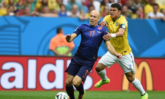 Arjen Robben Dive Video: Did Netherlands Winger Simulate Foul Outside Penalty Box to Earn a Spot Kick Against Brazil? (+Photos) 