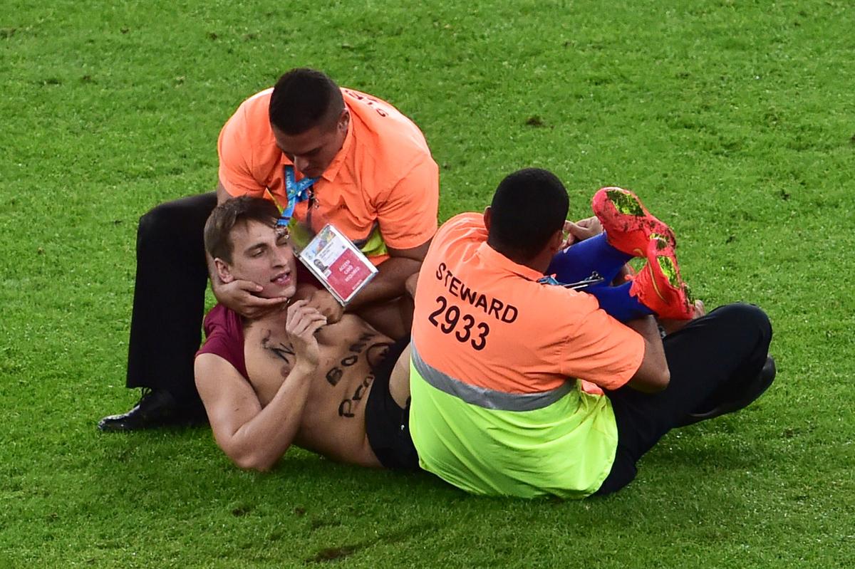 World Cup Streaker Vitaly Zdorovetskiy in Germany vs Argentina World Cup 2014 Final (+Photos, Twitter, LeBron James Instagram Video)