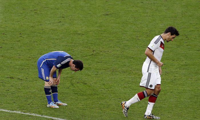 Lionel Messi Vomits on Pitch: Watch Argentina, Barcelona Forward Throw Up in World Cup 2014 Final (+Video)