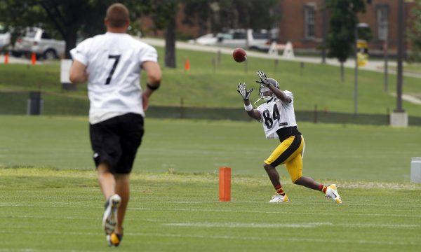 Pittsburgh Steelers wide receiver Antonio Brown (84) catches a pass from quarterback Ben Roethlisberger (7) during practice at NFL football training camp in Latrobe, Pa., on July 27, 2014. (AP Photo/Keith Srakocic)