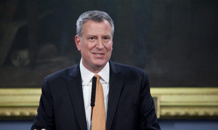 NYC Mayor Says Comcast-Time Warner Merger Disconnects the Disadvantaged