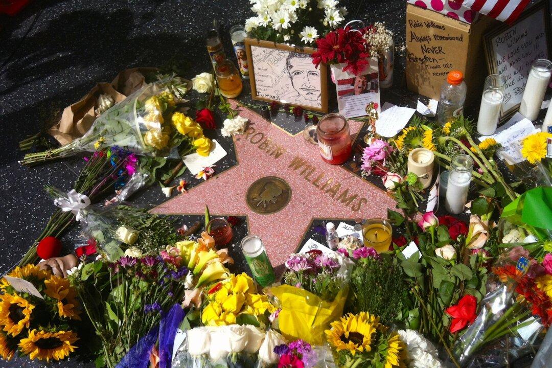 Robin Williams Fans Pay Tribute at Hollywood Walk of Fame
