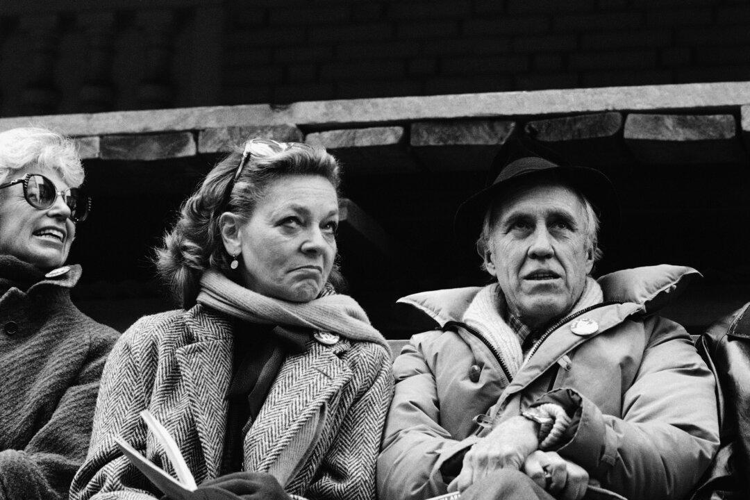 Lauren Bacall Alive? Nope, Fake ‘Death Hoax’ Article Goes Viral