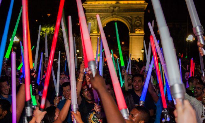 Star Wars: Mass Lightsaber Battle on Washington Square, NYC (Photos, Video)
