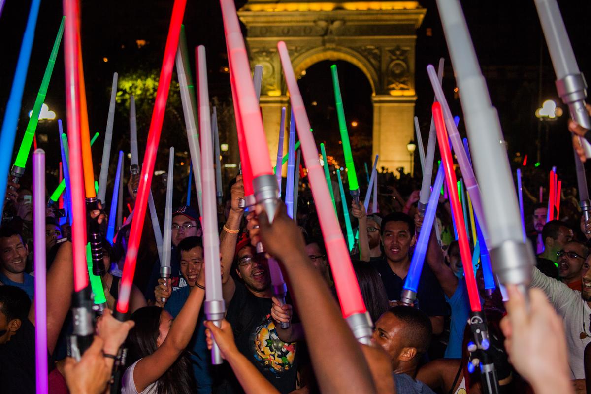 Star Wars: Mass Lightsaber Battle on Washington Square, NYC (Photos, Video)