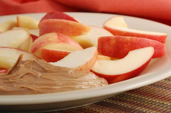 Nut butter with apples (Shutterstock)