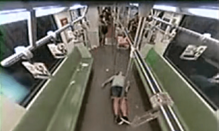 Fainting Foreigner in Shanghai Subway Causes Passengers to Panic