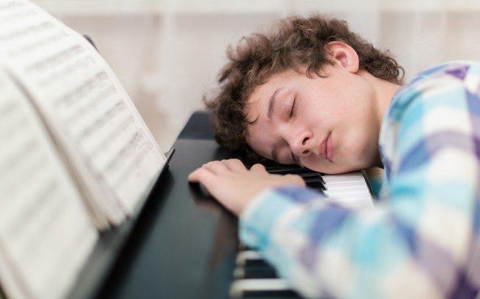 Learning to Play the Piano? Sleep on It! 