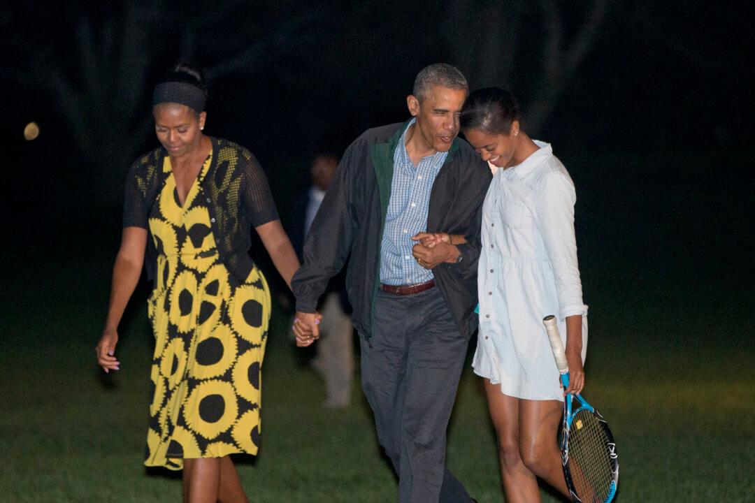 Obama Family Sends Final Christmas Card From the White House