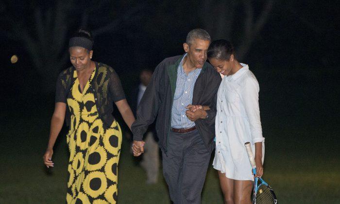 Obama Family Sends Final Christmas Card From the White House