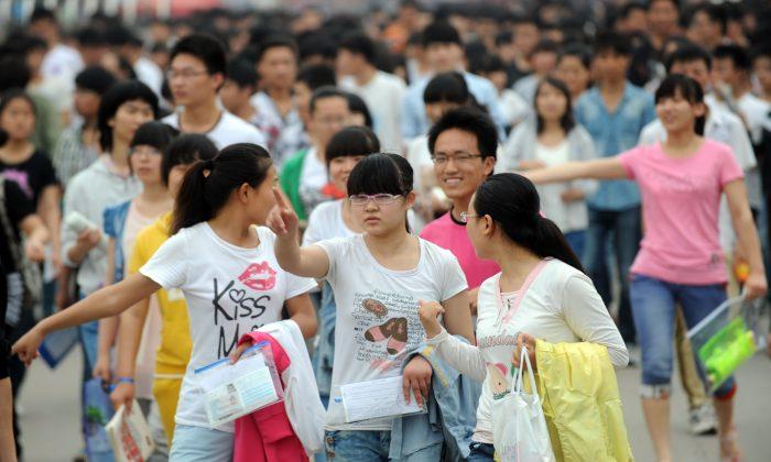 Chinese High School Bans Boys and Girls Holding Hands on Campus
