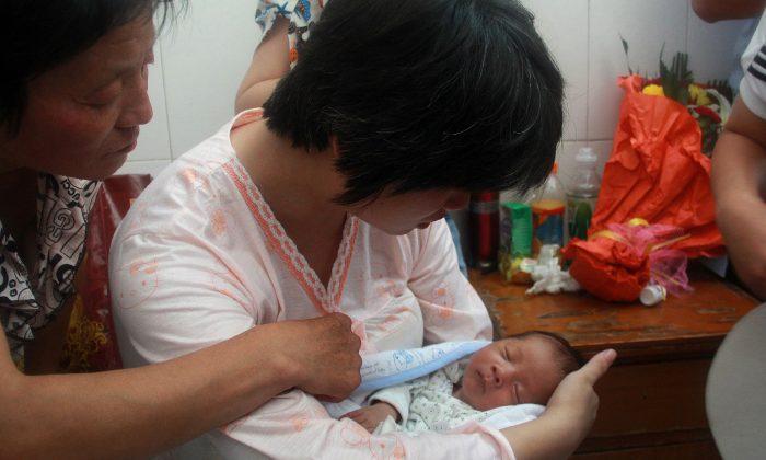 Chinese Nurse Arrested for Selling Newborn Babies to Traffickers 