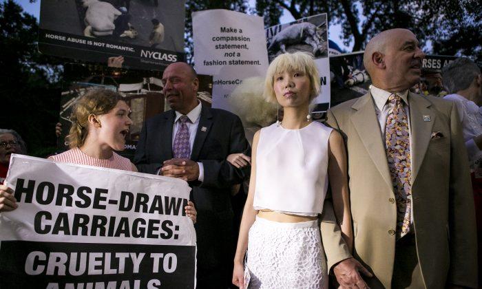 NYFW Opening Pushed Back By Horse-Drawn Carriage Protest