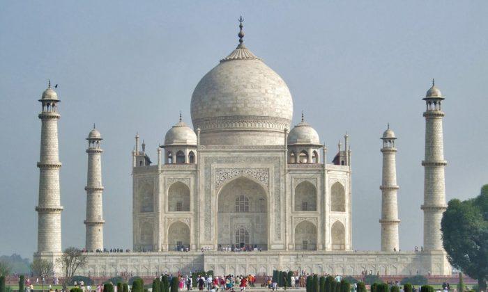 Visiting Taj Mahal, Agra and Mathura in India 