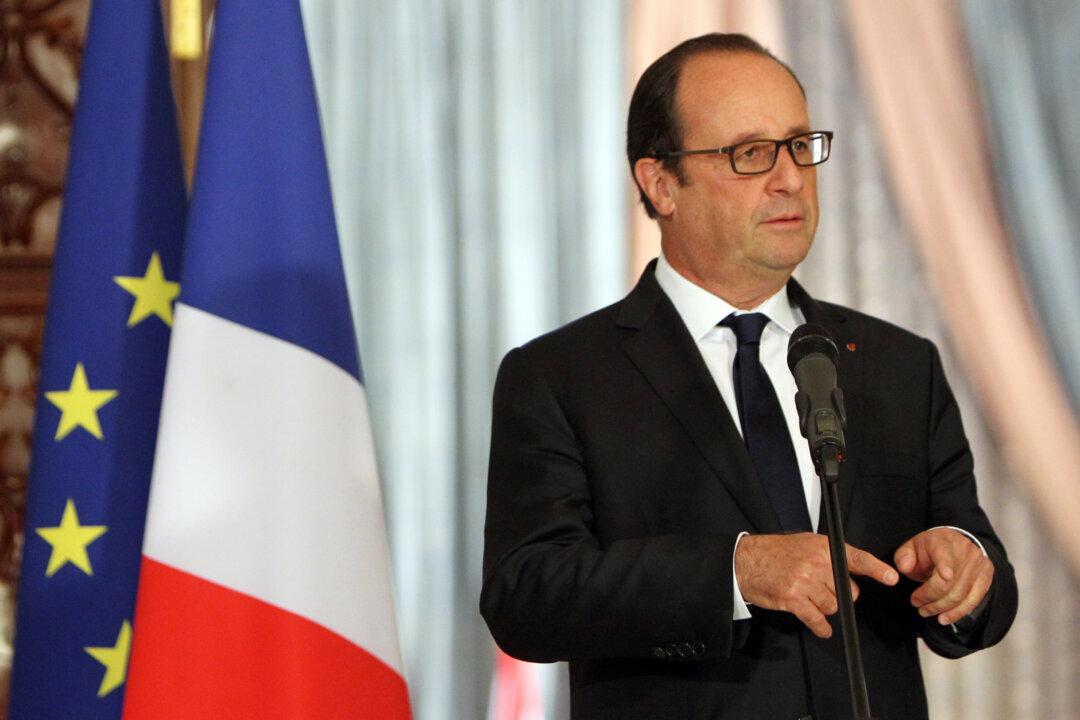 Hollande Heads to Athens as Greece Seeks Debt Relief