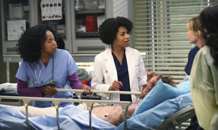 Grey’s Anatomy Season 11 Spoilers: Meredith, Maggie in New Photos; Derek Nowhere to be Seen (+Premiere Date)
