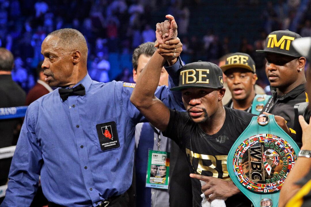 Floyd Mayweather Next Fight: Floyd Unfazed Canelo, Cotto Trying to Take His May 2015 Fight Date
