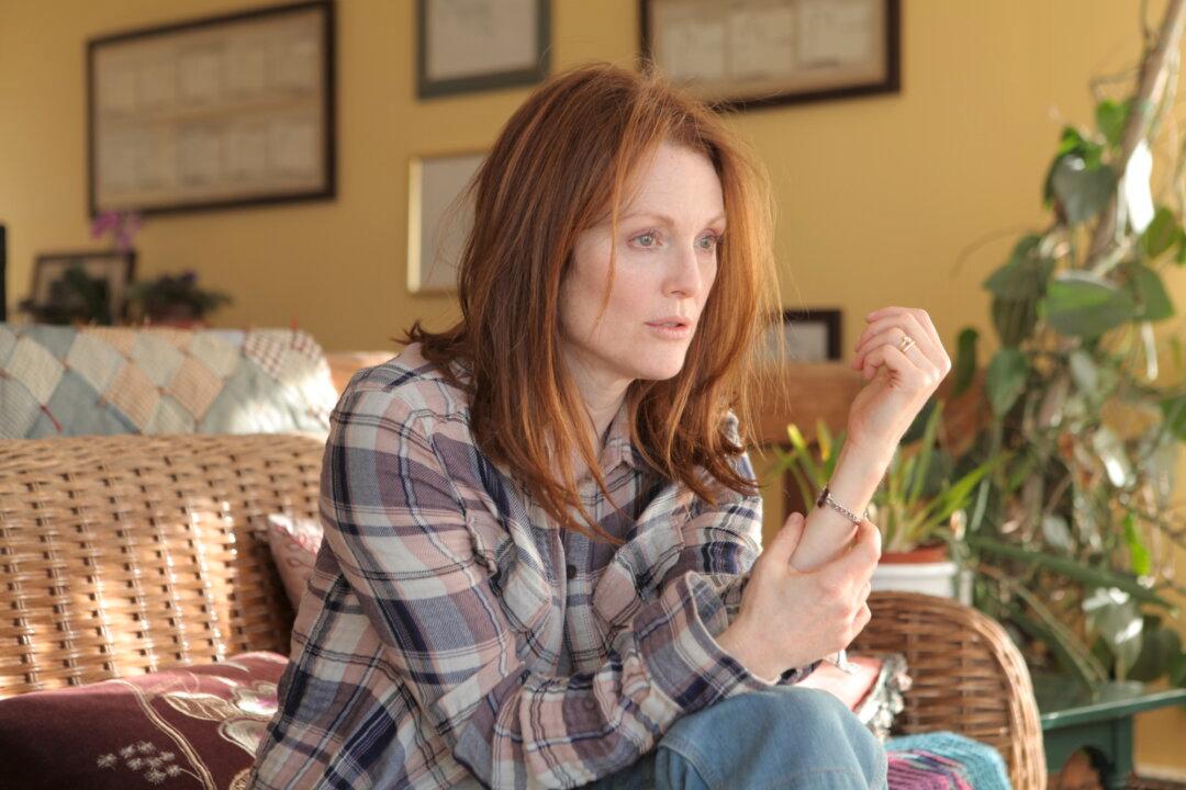 Julianne Moore Brings Tears, Dignity to Oscar-Worthy Performance