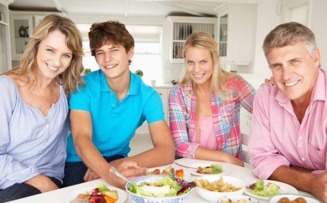 Teens Eat Better If Parents Are Home for Meals