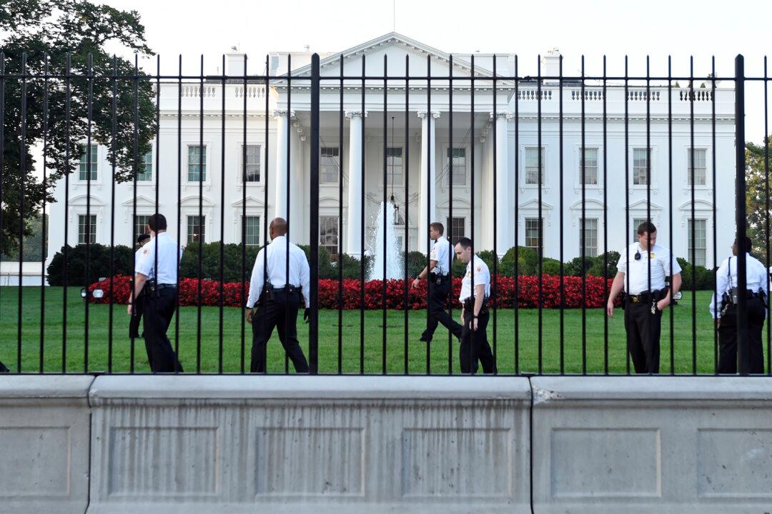 Planners Approve Design for Taller White House Fence
