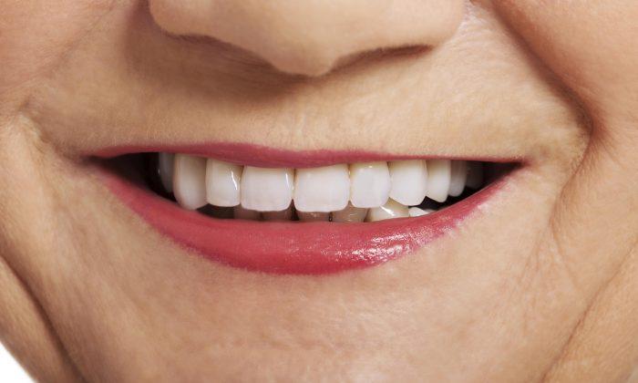 6 Natural Substances to Treat Gum Disease