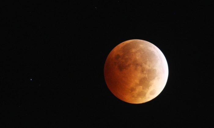 Blood Moon Pictures Today: Total Lunar Eclipse and Blood Moon Photos 