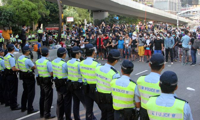 Hong Kong Umbrella Movement/Occupy Central Live Stream and Blog: Police Clearing Barricades at Admiralty