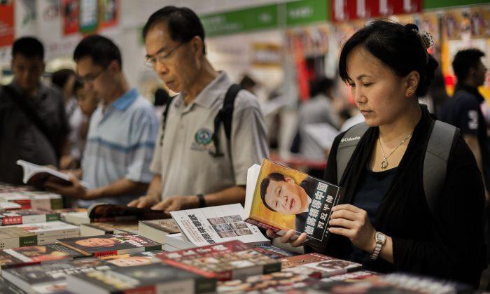 Chinese Officials Punished for Possessing Books Banned by the State