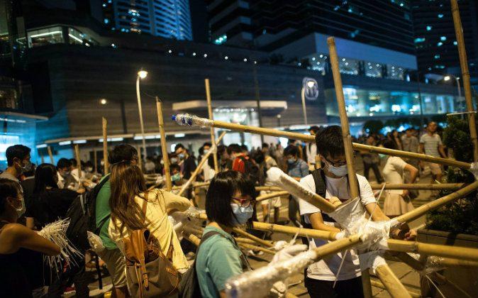 Hong Kong Pro-Democracy Protestors Erect Bamboo Barricades After Police Action and Unknown Interference (+Videos)