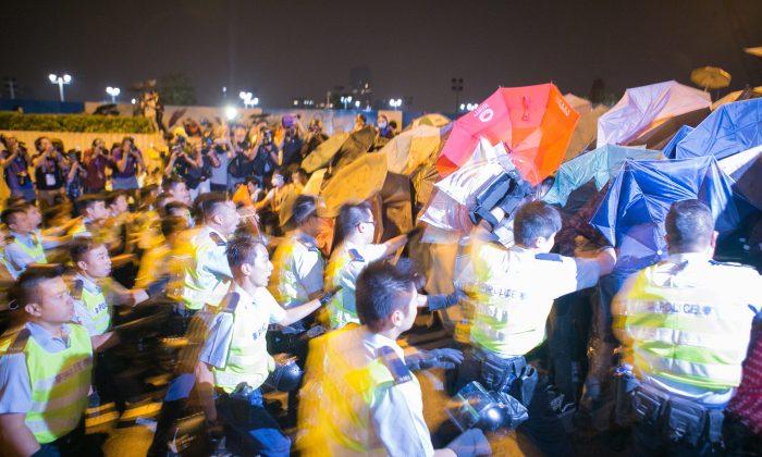 Hong Kong Police Take Back Crucial Artery in Quick March (+Photos)