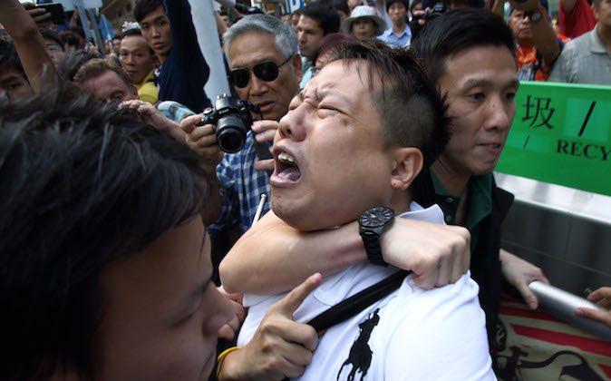 WATCH: Hong Kong Police ‘Assist’ Anti-Occupy Central Group by Arresting Innocent Pro-Democracy Protester (+Photos)