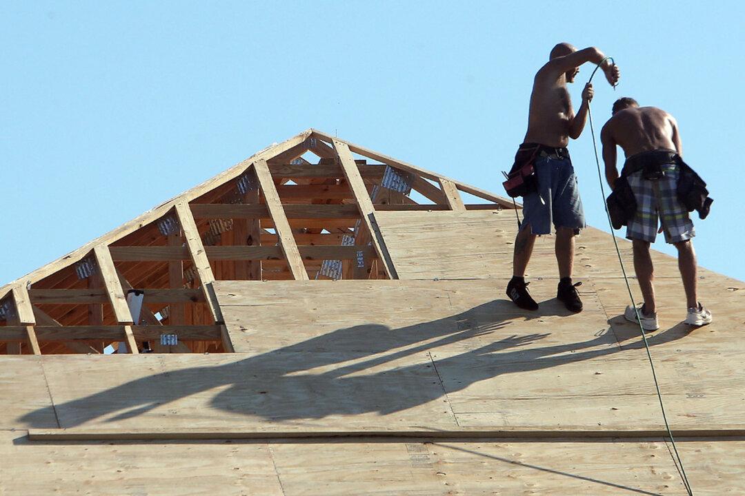 US Homebuilding Drops in May, but Pace Stronger Than in 2014