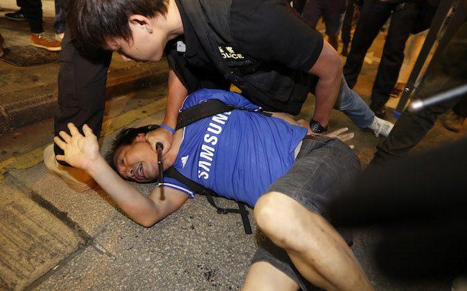 Hong Kong Occupy Central Day 21: Police Injure Protesters With Batons in Mong Kok Standoff (+Photos)