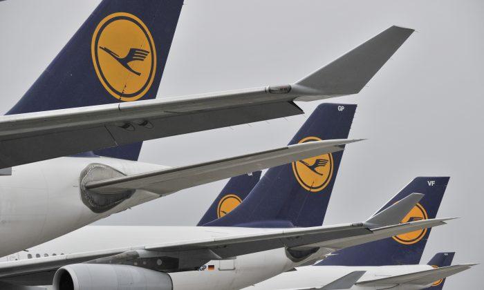 Lufthansa Passenger Threatens to Open Plane Door
