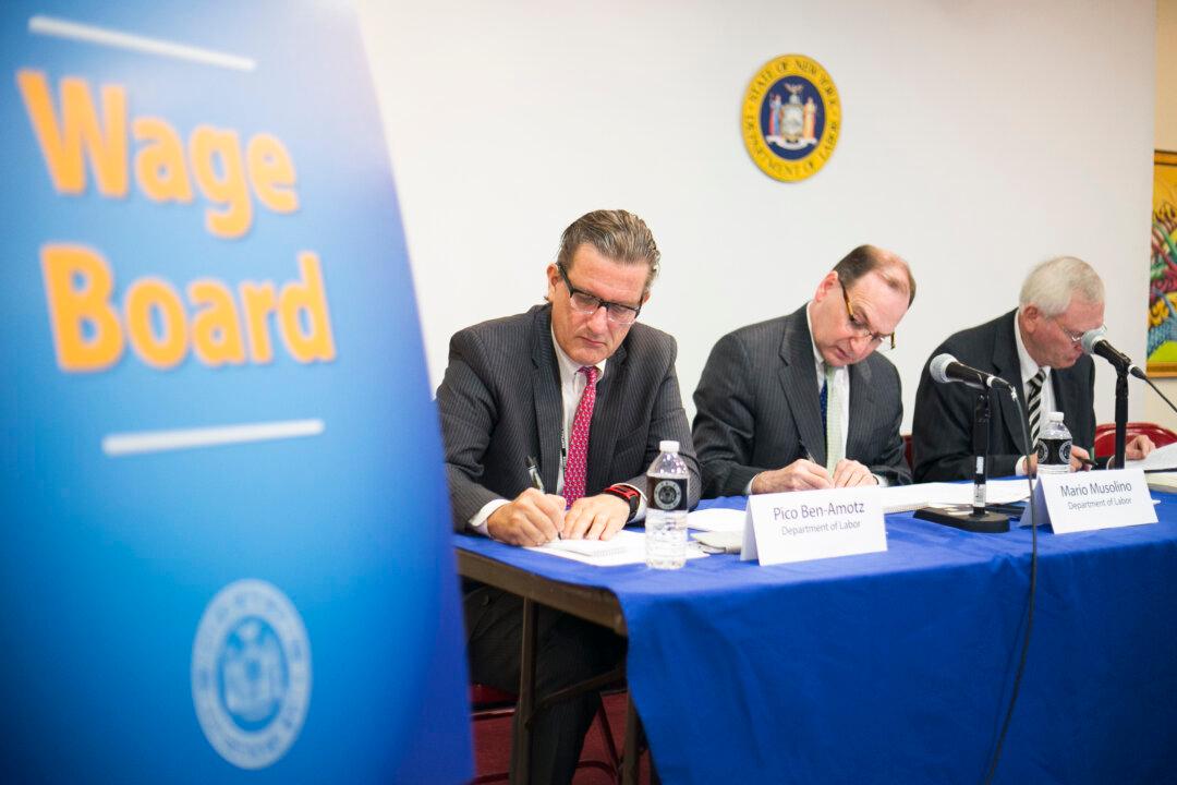 New York Considers Wage-Hike for Waiters