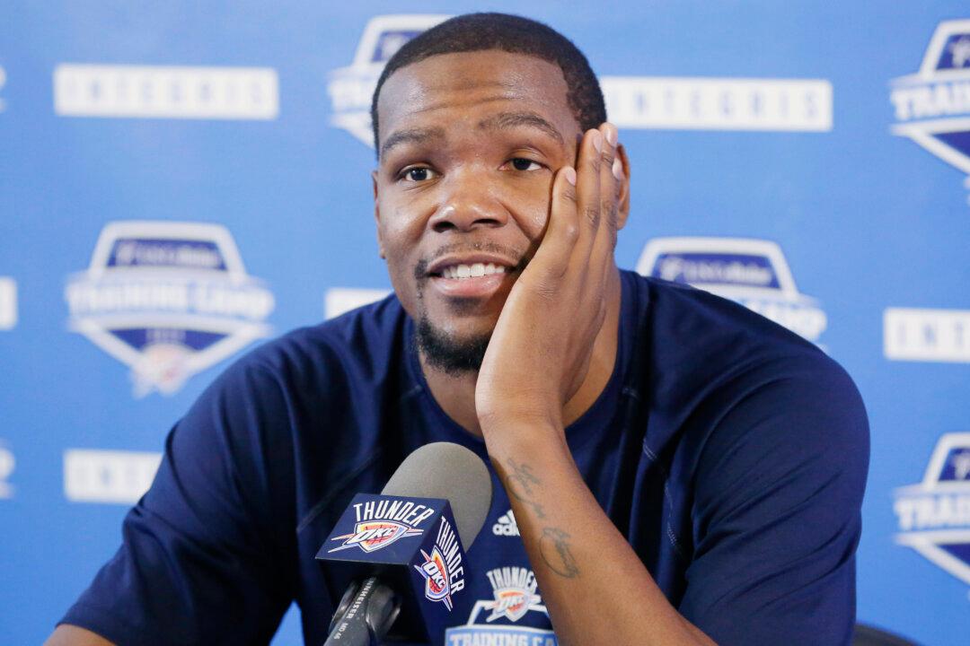 Kevin Durant ‘Repeatedly’ Insults Dwight Howard from the Bench in Thunder-Rockets Game