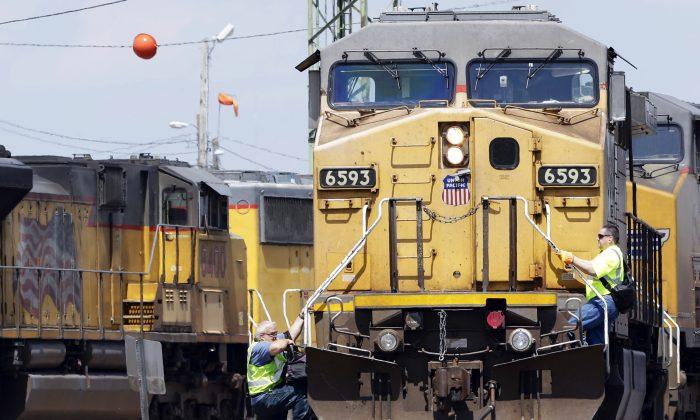 Union Pacific Railroad Hauls in 22 Percent More 4Q Profit