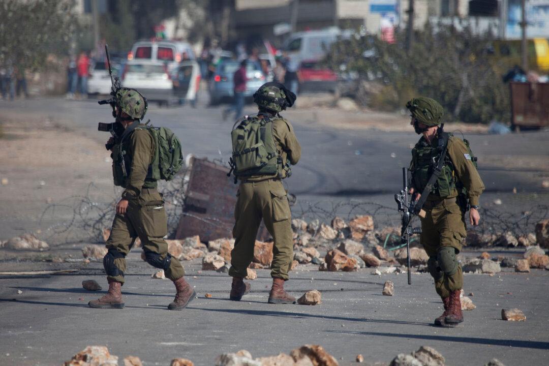 Israeli Forces Shoot Palestinian After Stabbing Attempt