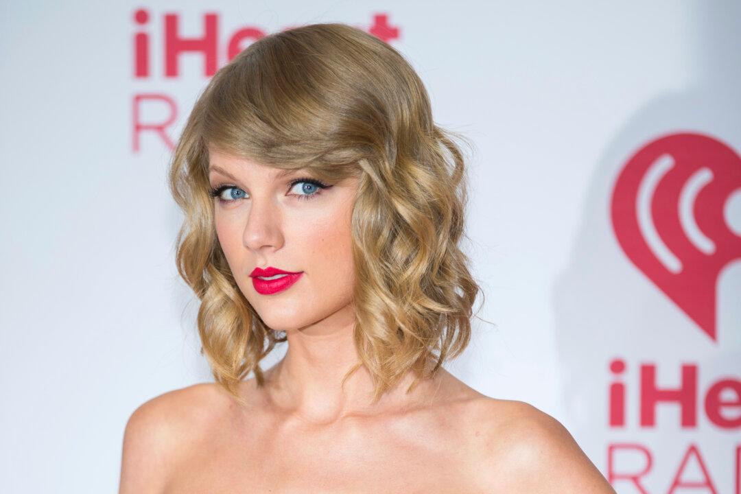 Artist Writes Viral Letter to Taylor Swift After Singer Steals Her Drawing