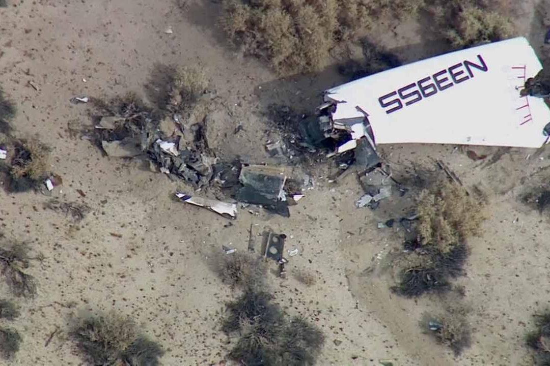 Branson Visits SpaceShipTwo Crash Site: ‘We Will Persevere’