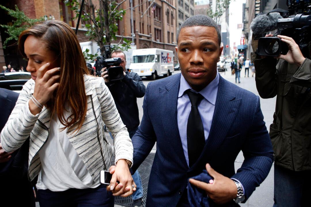 Ray Rice Broncos Hoax: ‘Signs with Denver Broncos, Expected To Play As Soon As Contract Finalized’ Report is Fake