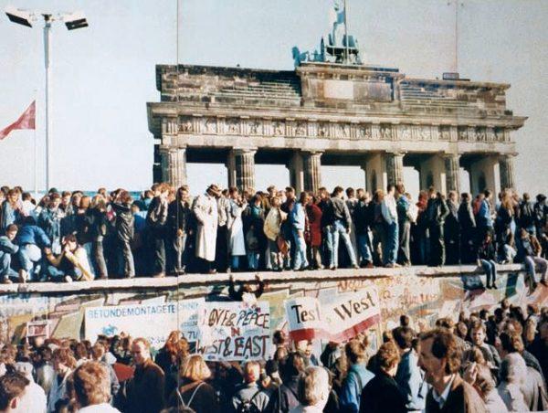 The Berlin Wall in front of the Brandenburg Gate, shortly before its fall in 1989. (Lear 21, CC BY-SA)