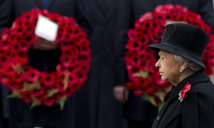 Queen Elizabeth: Tabloid Says Islamic Militants Planned to Stab, Murder Queen 