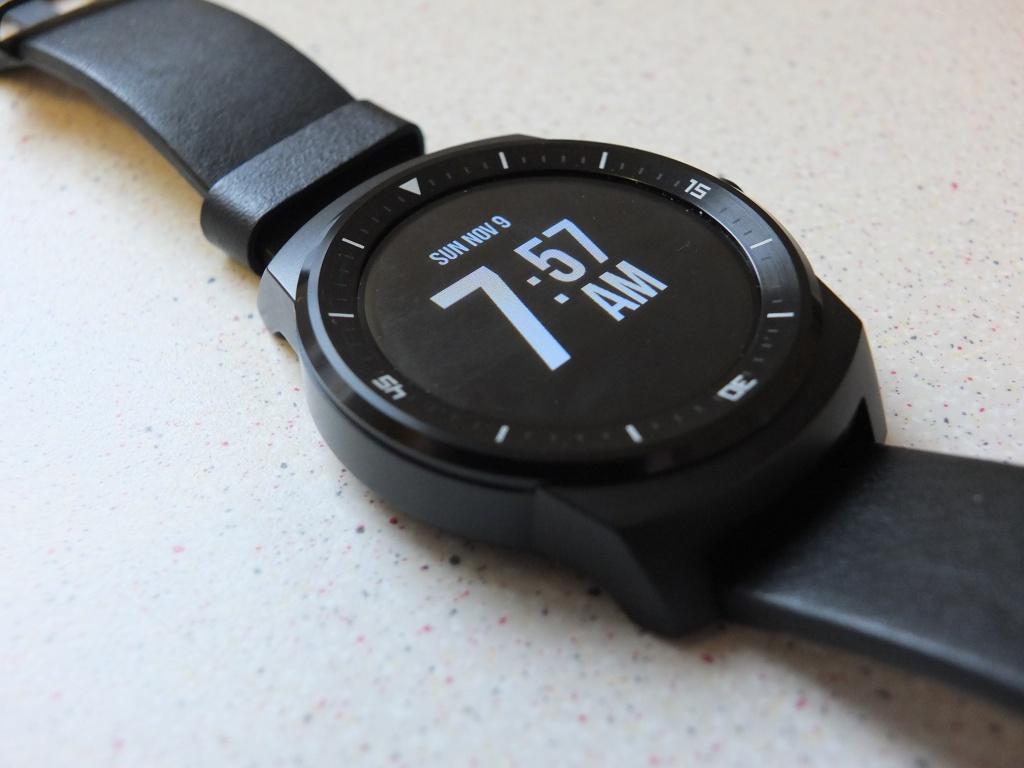 Let’s Take a Closer Look at the LG G Watch R (Video)