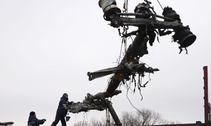 Work Starts in Ukraine to Collect Wreckage of MH17