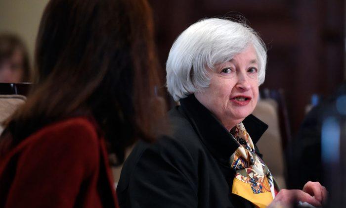 Fed Sees Solid US Economy, Despite New Threats