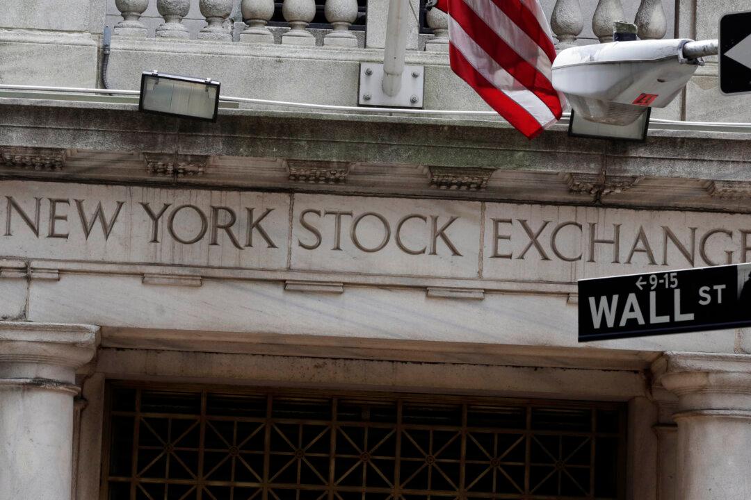 Wall Street Stocks Drop Ahead of Latest Fed News